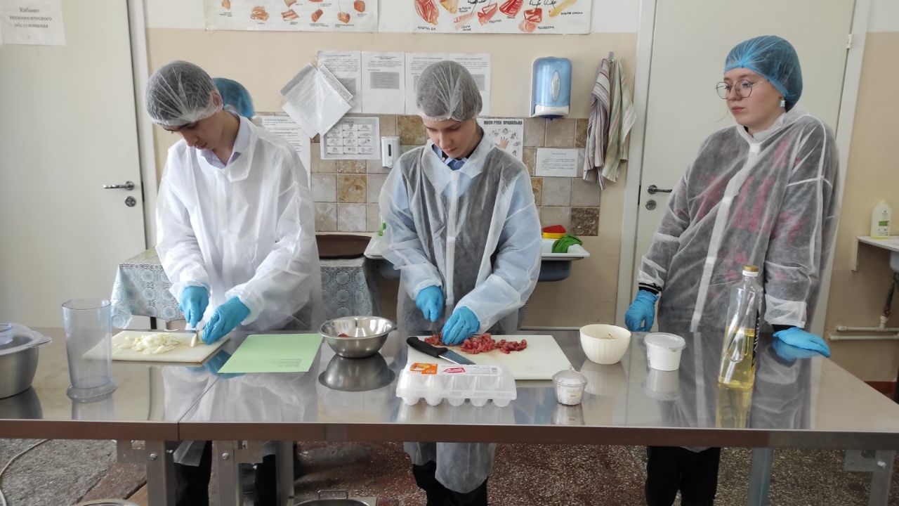 Занятия учеников Агрокласса по направлениям Ветеринария и Здоровое питание на базе Красноярского аграрного университета (6-7 кл).