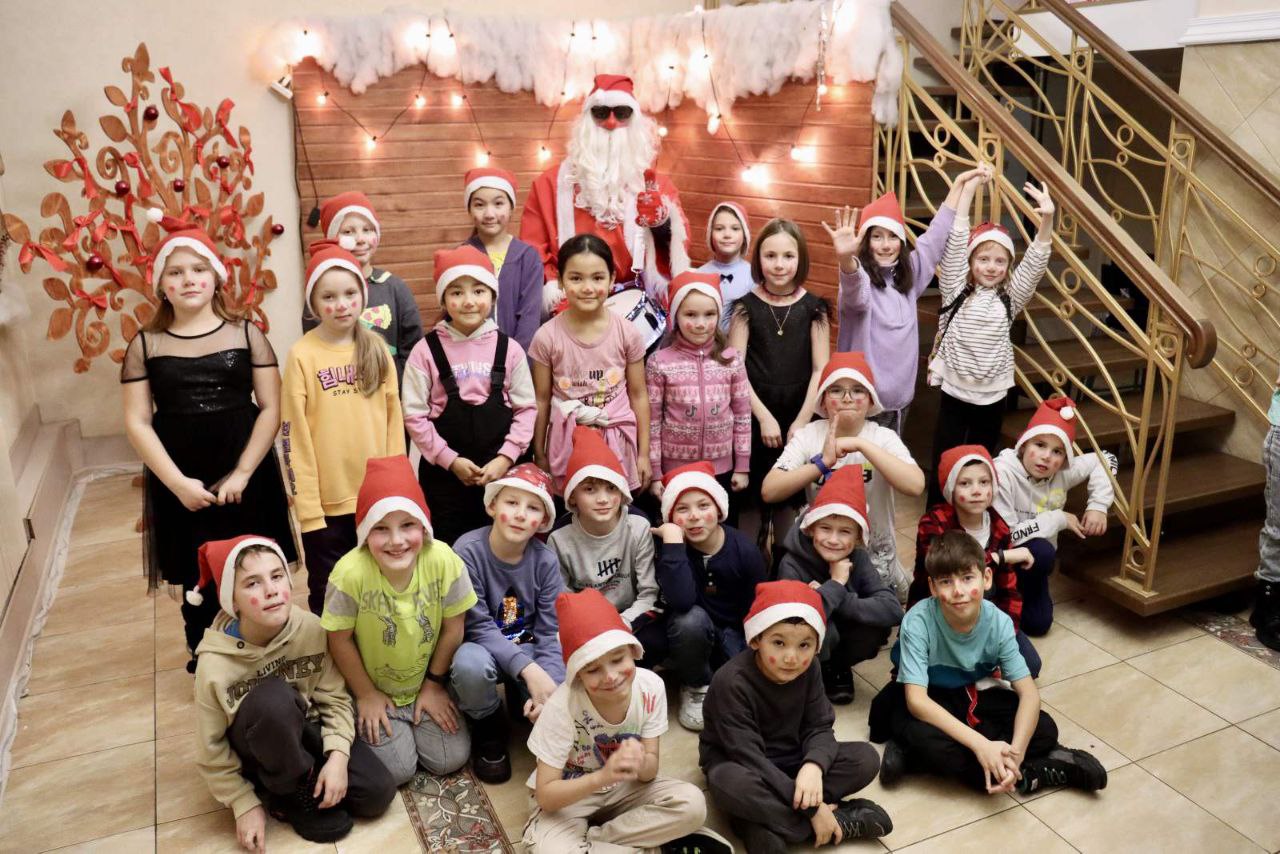Парад Дедов Морозов  в культурном пространстве Вектор ( 2 В класс).