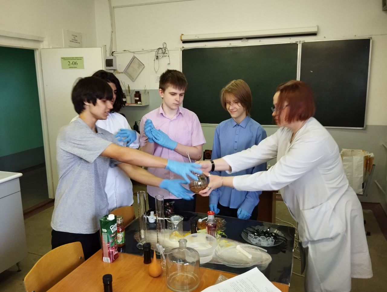 Занятие учеников Агрокласса по направлению Здоровое питание на базе Красноярского аграрного университета (6-7 кл).